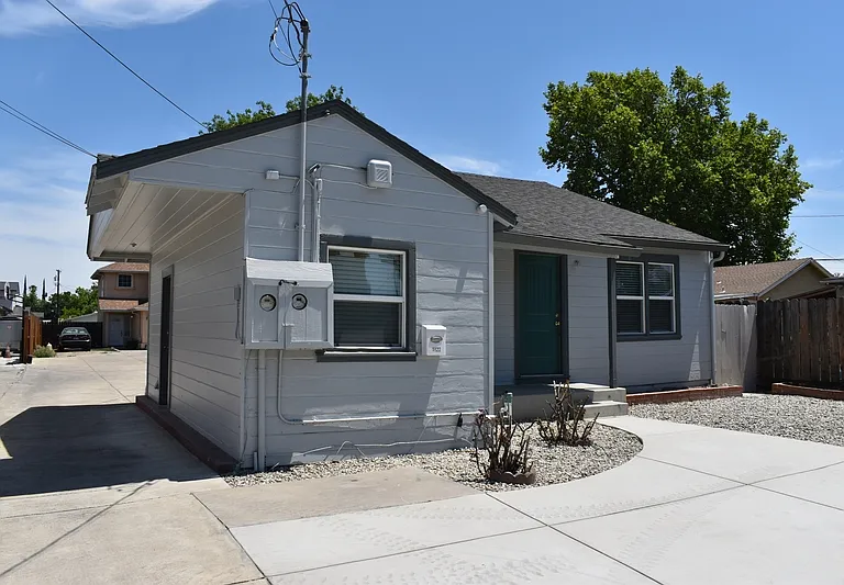 1720 Bessie Ave — Photo 2