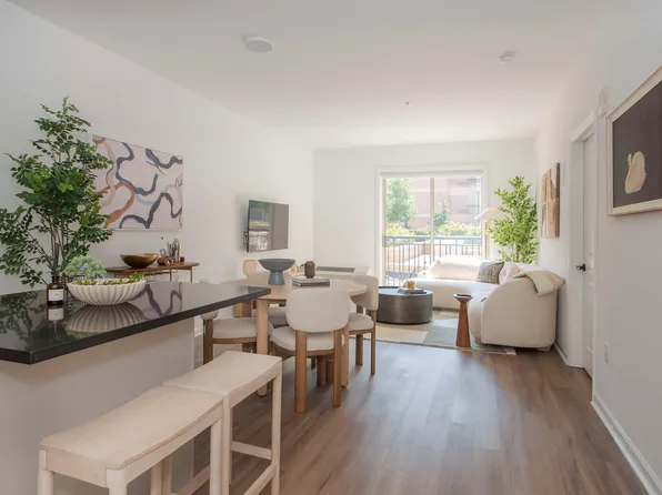 55 Riverwalk Place image 9 of 37