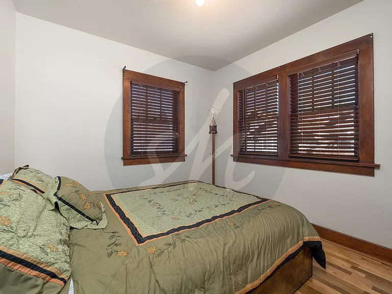 615 E Washington St — Photo 9