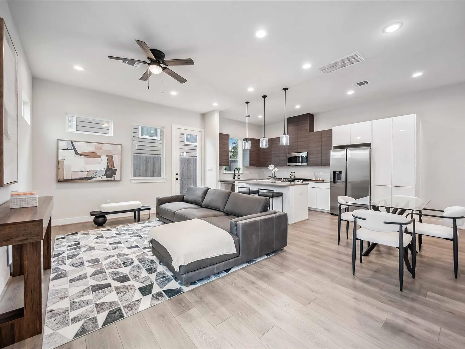 3 bed, 2.5 bath, 1605 sqft, $2,450 — Photo 3