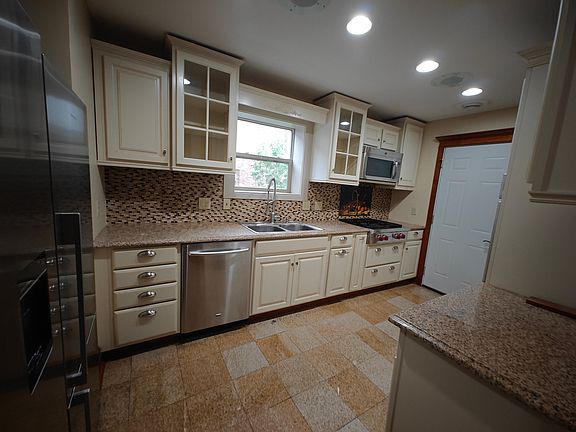 4th image of 821 E 1st St APT 3
