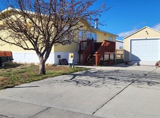 805 Apple Ave, Rawlins, WY 82301