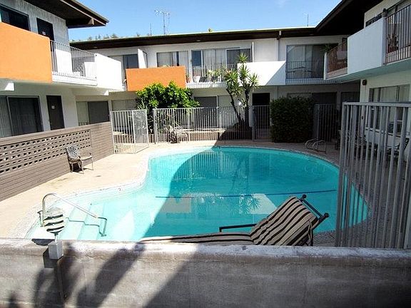 3rd image of 1301 Havenhurst Dr