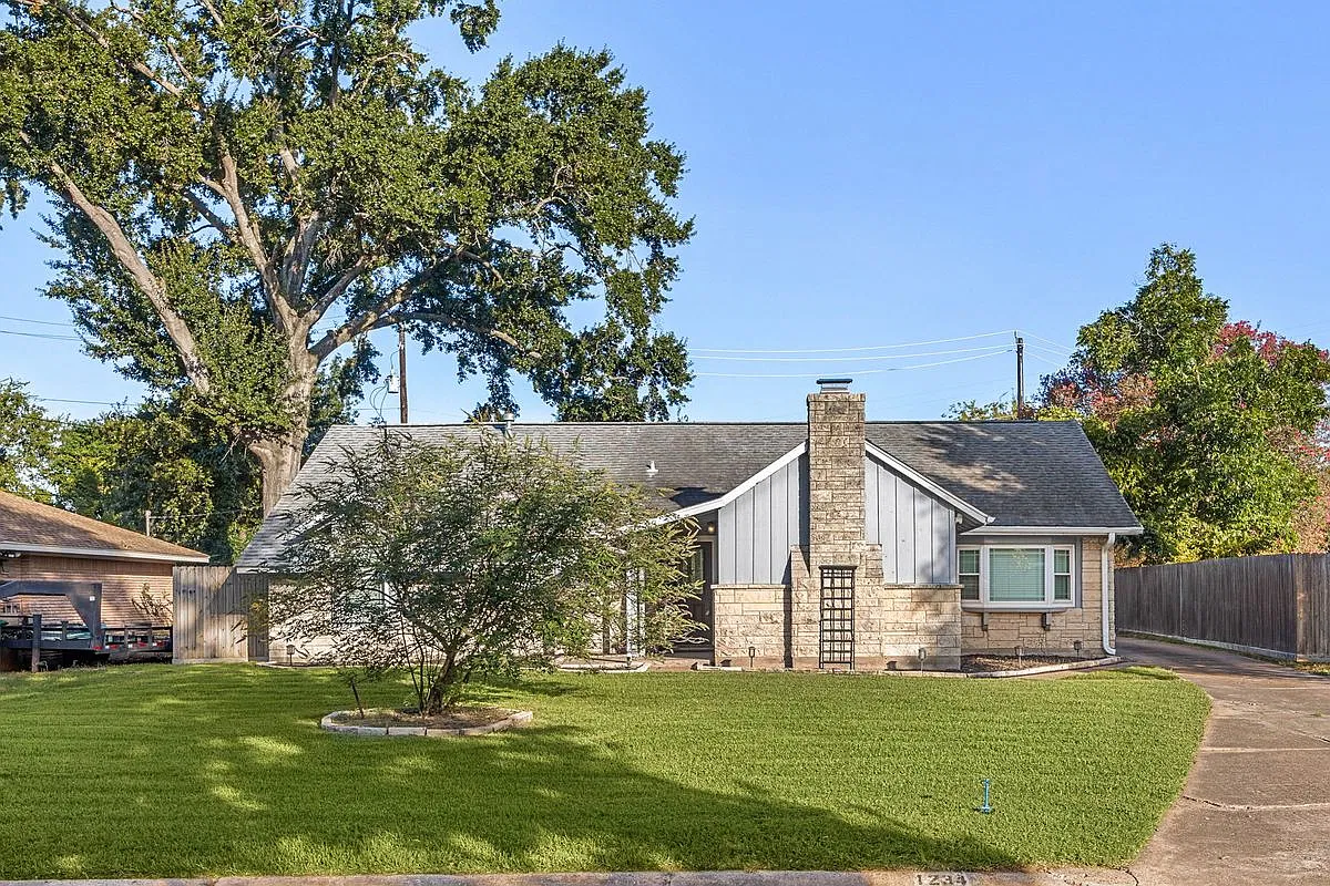 4 bed, 2.0 bath, 2042 sqft, $2,900 — Photo 1