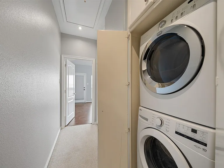 16 Regency Point — Photo 28