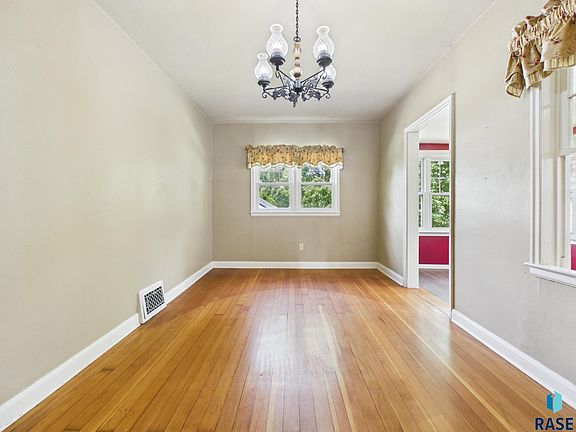 4th image of 810 W 6th St