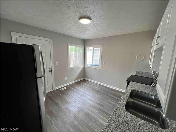 5th image of 4219 Meadow Ln