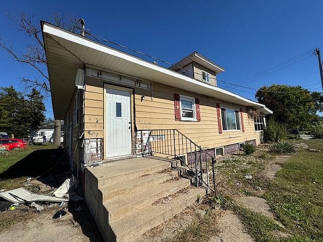 2nd image of 304 Main St