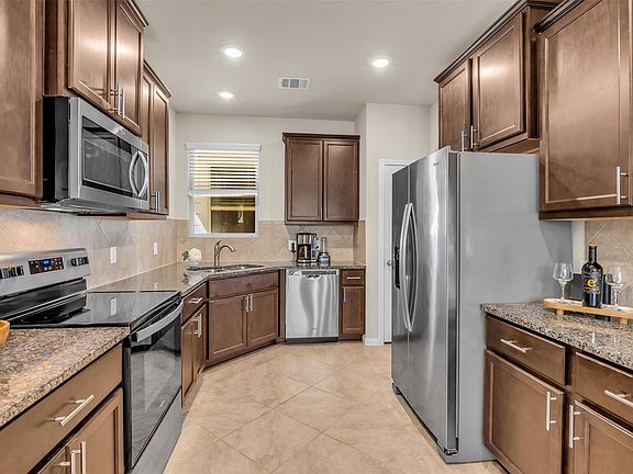 4th image of 2923 Whitman Dr