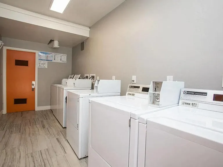 401 E Poplar Avenue — Photo 19