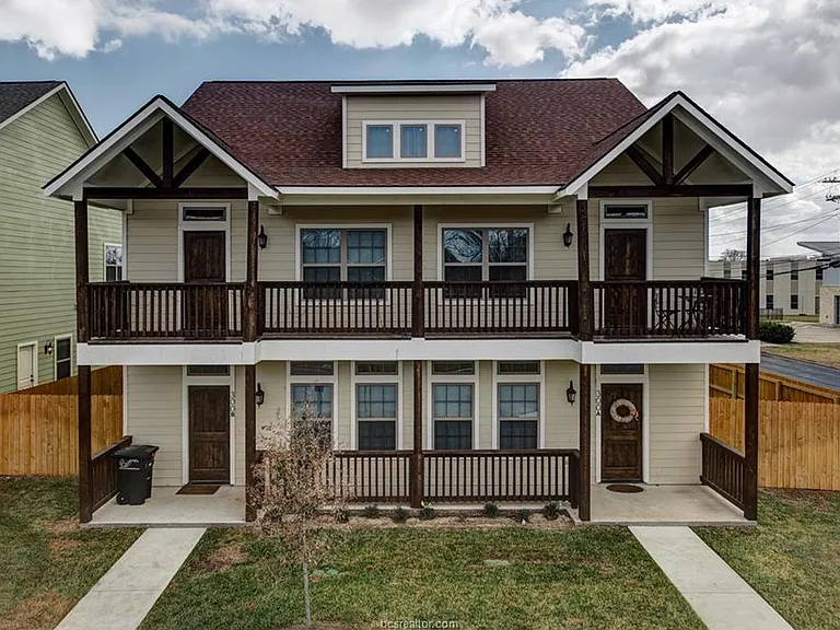 300 Live Oak St — Photo 2