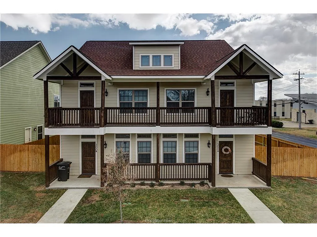 Building Photo - 300 Live Oak St