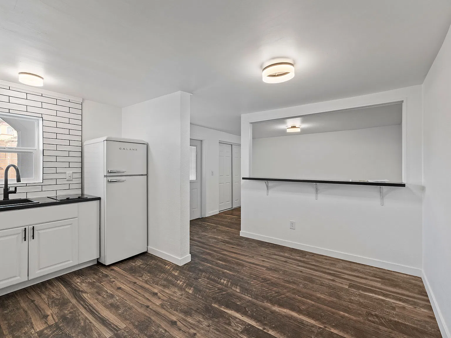 Studio, 300 sqft, $1,300 — Photo 3
