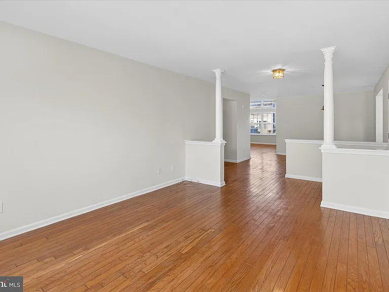 313 Fountayne Ln — Photo 8