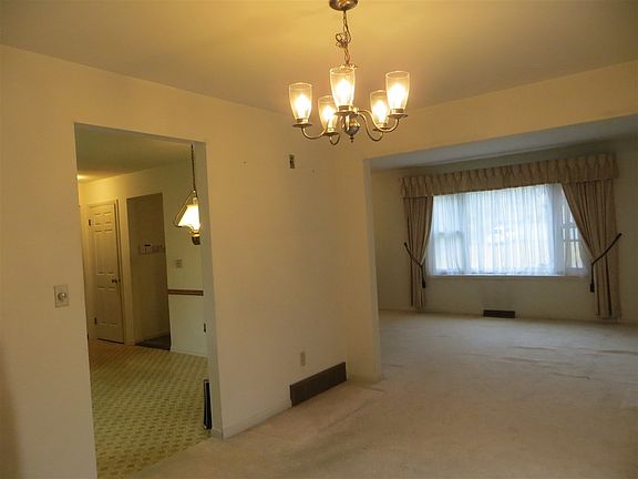 5th image of 50 Clover Field Dr