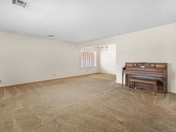 4th image of 1493 Oakdale Dr
