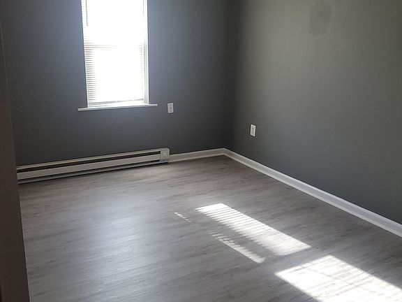 4th image of 945 E Main St APT 3