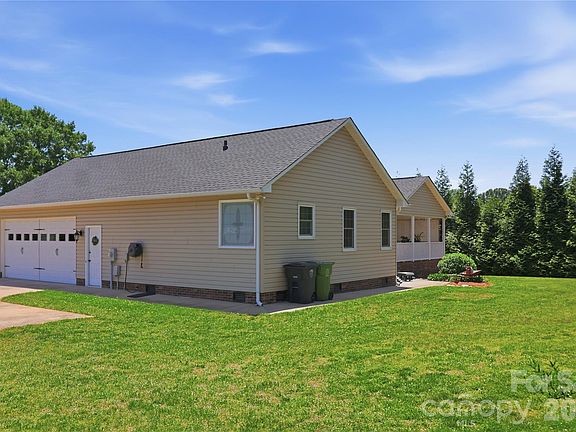 5th image of 209 Silver Creek Ln