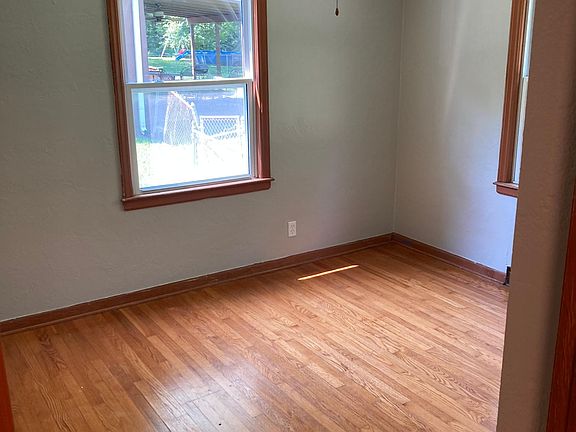 5th image of 10516 Oakland Ave
