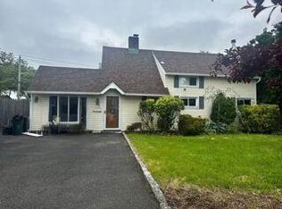 94 Hardy Ln, Westbury, NY 11590