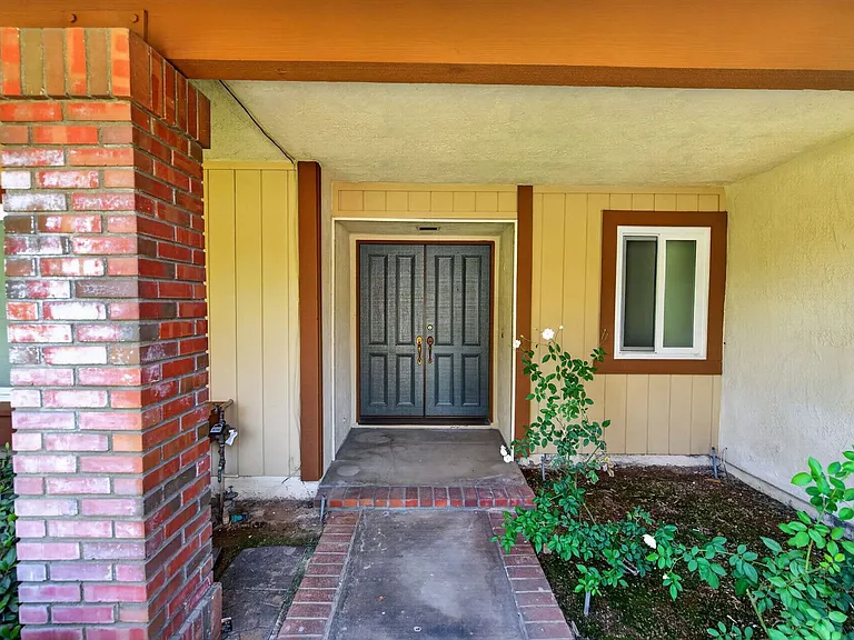 5245 Wainwright Ct — Photo 2