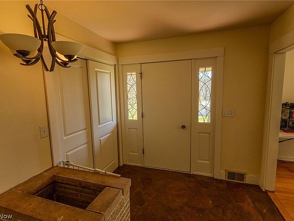 5th image of 100 Crestwood Cir