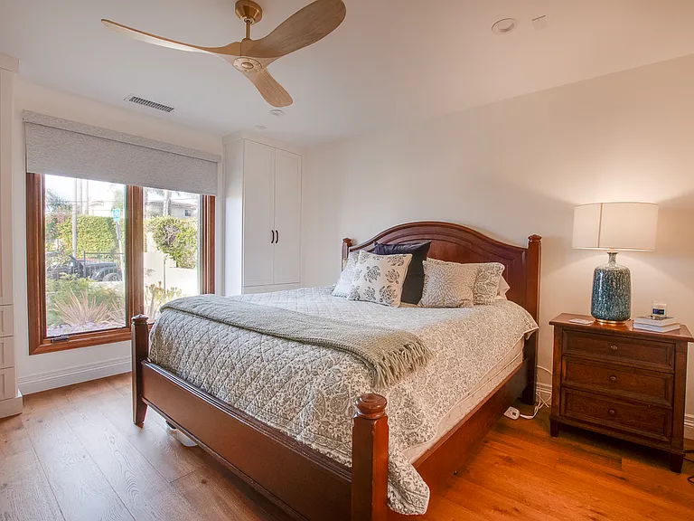 2nd bedroom with Cal King size bed