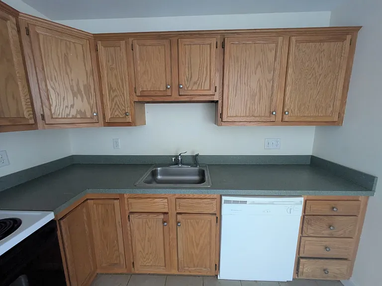 35 Judith Ln #204B — Photo 2