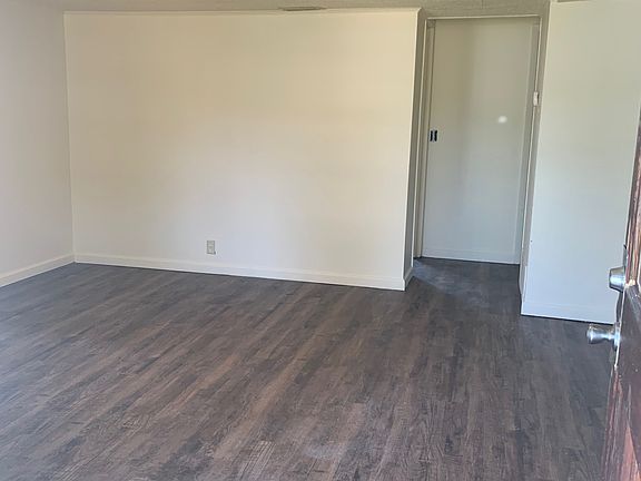2nd image of 109 White Oak St