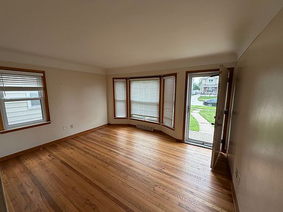 4th image of 216 Linden Ave
