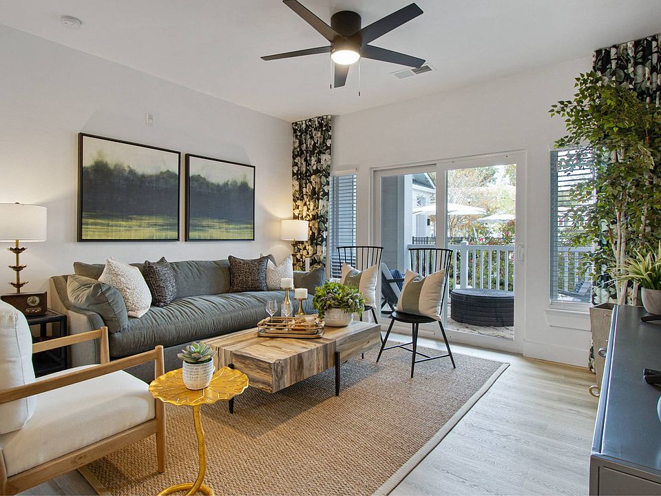 1000 West, Charleston, SC, Living Area