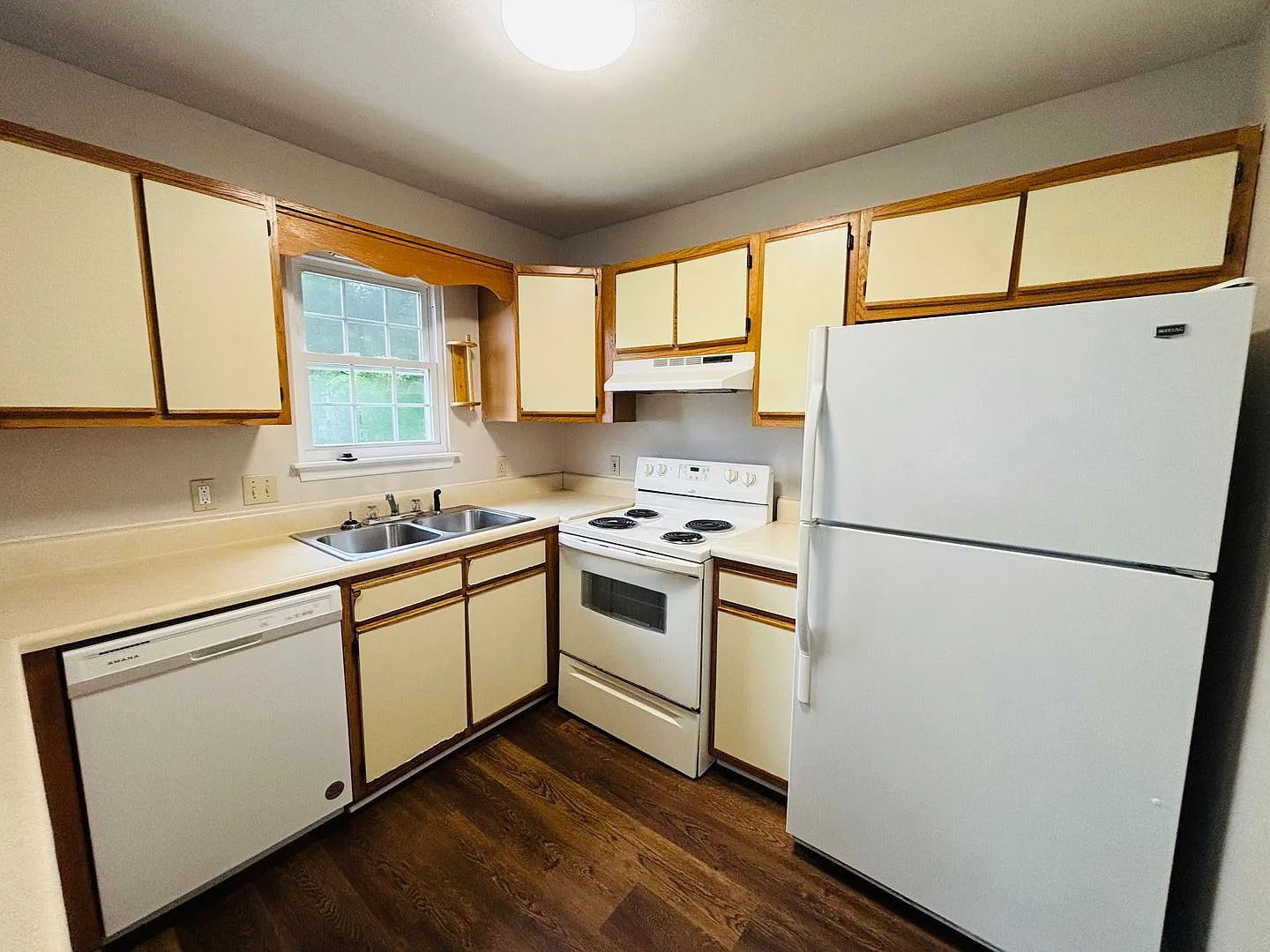 4 Bedroom, 3 Bath Townhouse — Photo 4