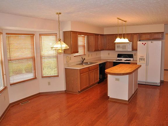 5th image of 309 Basswood St