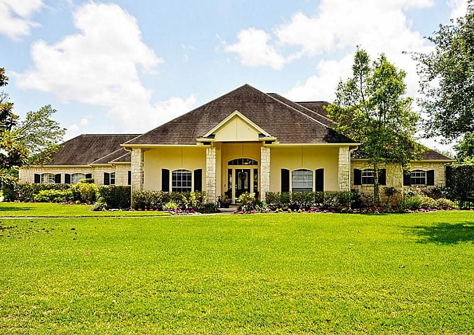 A BEAUTIFULLY UPDATED LAKE FRONT 1 STORY ON .78 ACRE LOT, IN A GREAT GATED NEIGHBORHOOD!