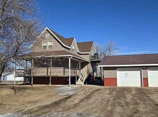 422 4th St S, New Rockford, ND 58356