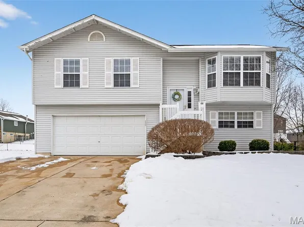 654 Glenshee Dr, Wentzville, MO 63385