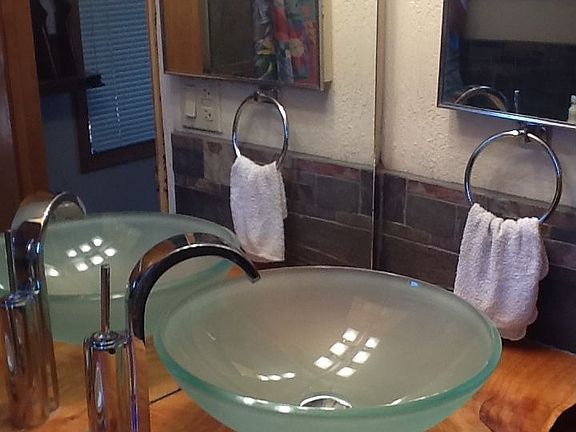 Bathroom vessel sink