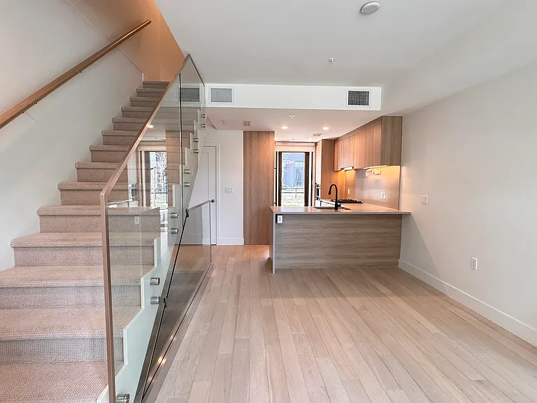 6258 Oak St — Photo 1