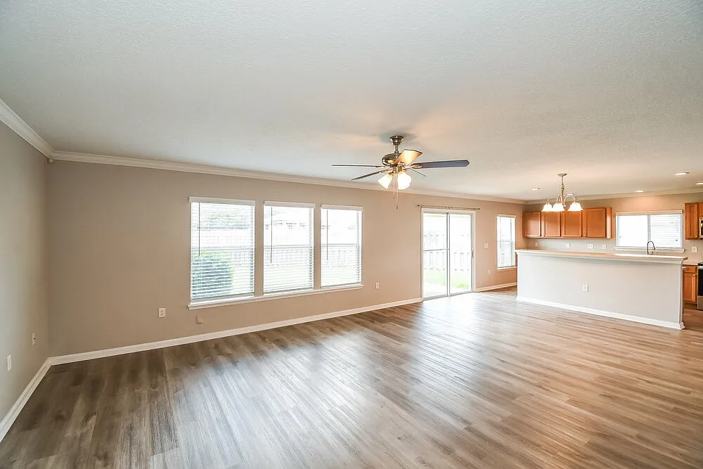 3 bed, 2.0 bath, 1769 sqft, $2,070 — Photo 3