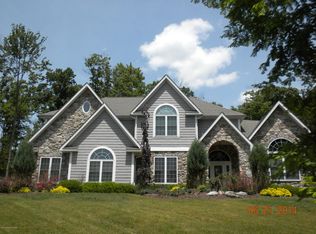 210 Ice Lake Dr, Mountain Top, PA 18707