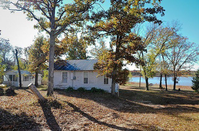 Lake house with awesome lake view!