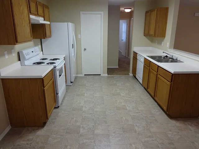 3 bed, 2.0 bath, 1588 sqft, $2,215 — Photo 2