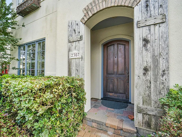 2307 Sheridan St — Photo 4