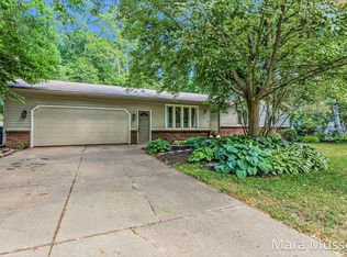 2464 Glenvalley Ave NW, Grand Rapids, MI 49544