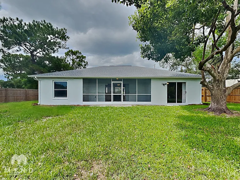 2069 Banbury Ln — Photo 16