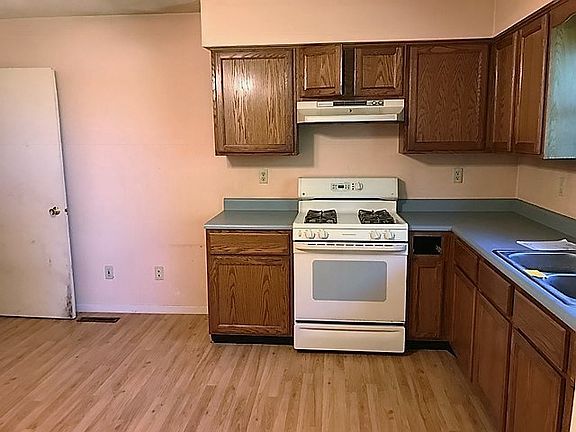3rd image of 109 W Division St