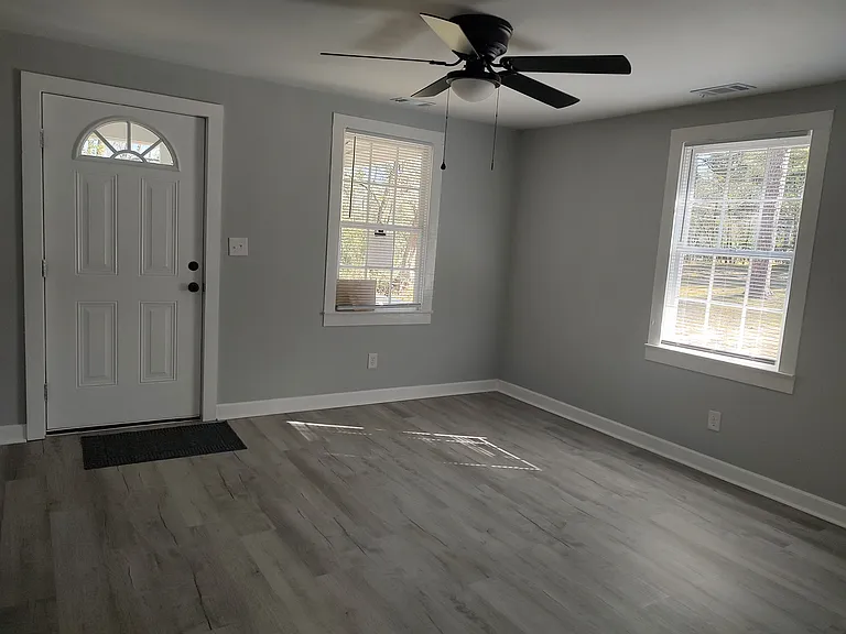 799 Ergle St — Photo 5
