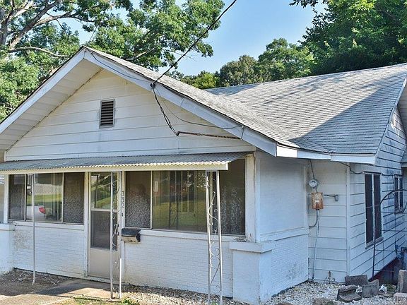 3rd image of 332 Woodlawn Ave