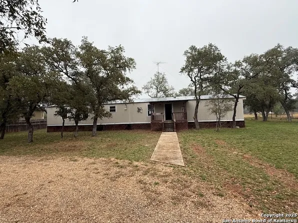 701 LAKESHORE LN, Bandera, TX 78003