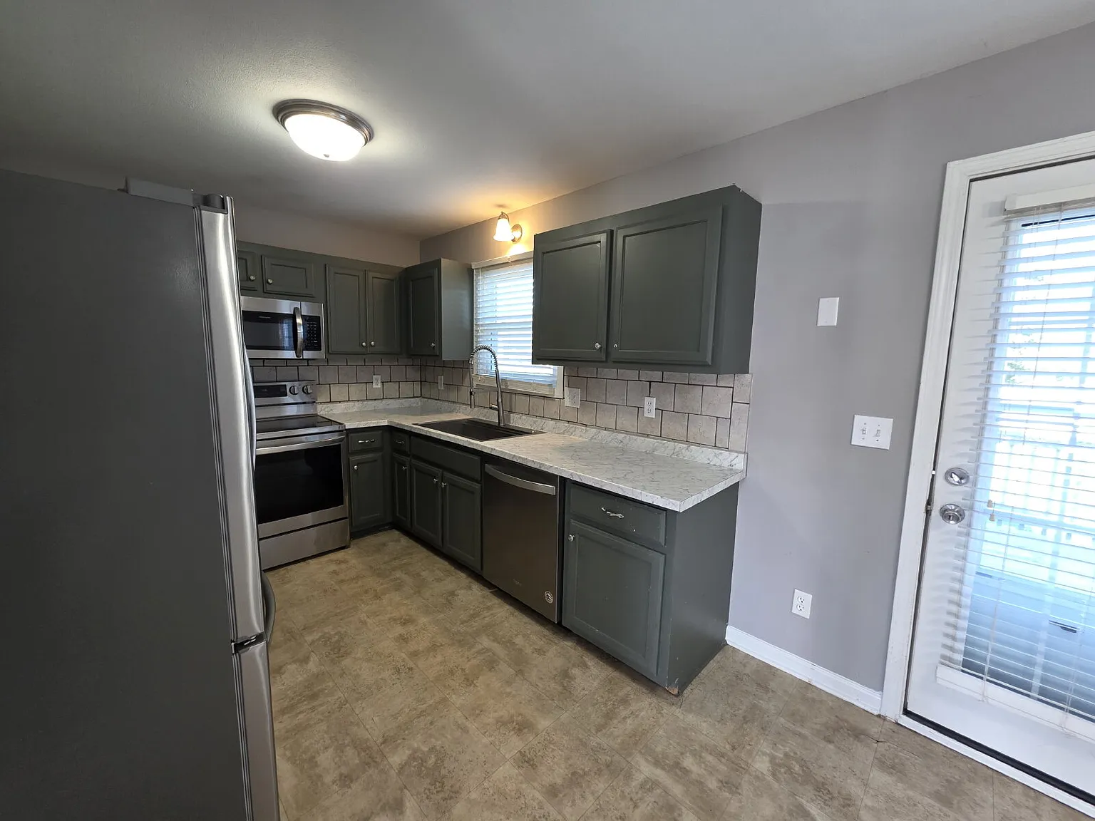 5 bed, 2.5 bath, 1855 sqft, $2,000 — Photo 4